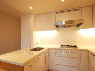 Kitchen ※Photo of the same layout on 8 floor. Decoration and fixture may differ.