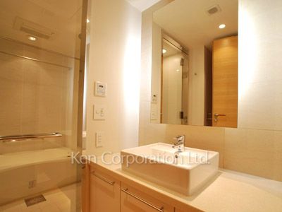 Powder Room ※Photo of the same layout on 8 floor. Decoration and fixture may differ.