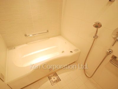 Bath ※Photo of the same layout on 8 floor. Decoration and fixture may differ.