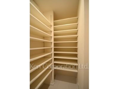 Shoes-In Closet ※Photo of the same layout on 30 floor. Decoration and fixture may differ.