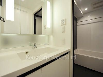 Powder Room ※Photo of the same layout on 9 floor. Decoration and fixture may differ.