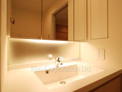 Powder Room ※Photo of the same layout on 12 floor. Decoration and fixture may differ.