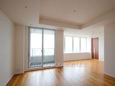 Living-Dining ※Photo of the same layout on 33 floor. Decoration and fixture may differ.