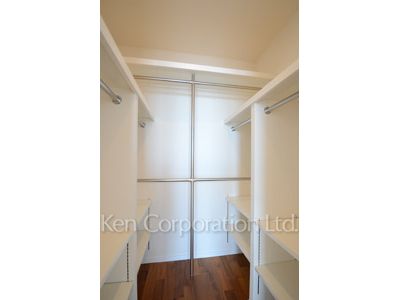 Walk-In Closet ※Photo of the same layout on 33 floor. Decoration and fixture may differ.