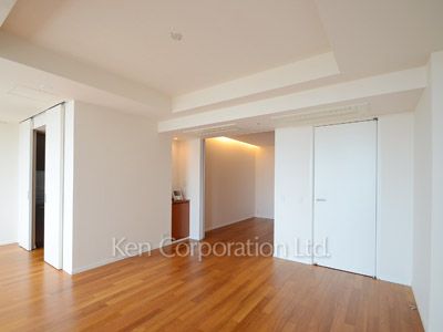 Living-Dining ※Photo of the same layout on 33 floor. Decoration and fixture may differ.