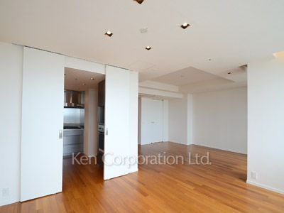 Living-Dining ※Photo of the same layout on 33 floor. Decoration and fixture may differ.
