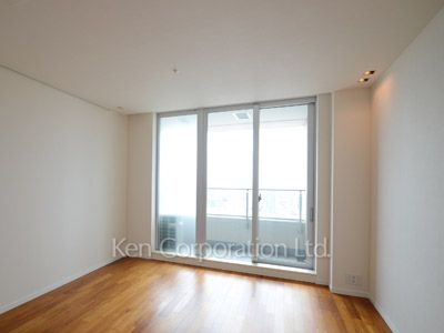 Bedroom ※Photo of the same layout on 33 floor. Decoration and fixture may differ.