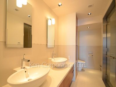Powder Room ※Photo of the same layout on 33 floor. Decoration and fixture may differ.