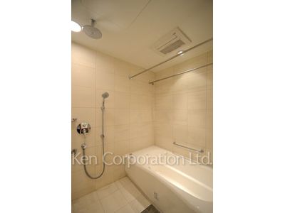 Bath ※Photo of the same layout on 33 floor. Decoration and fixture may differ.