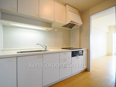 Kitchen ※Photo of the same layout on 15 floor. Decoration and fixture may differ.