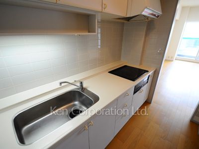 Kitchen ※Photo of the same layout on 15 floor. Decoration and fixture may differ.