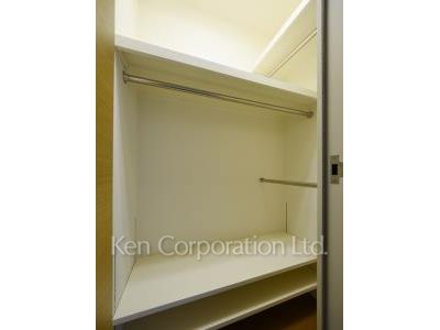 Walk-In Closet ※Photo of the same layout on 11 floor. Decoration and fixture may differ.