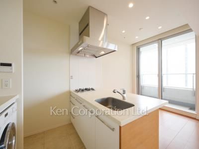 Kitchen ※Photo of the same layout on 11 floor. Decoration and fixture may differ.