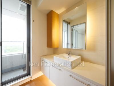 Powder Room ※Photo of the same layout on 11 floor. Decoration and fixture may differ.