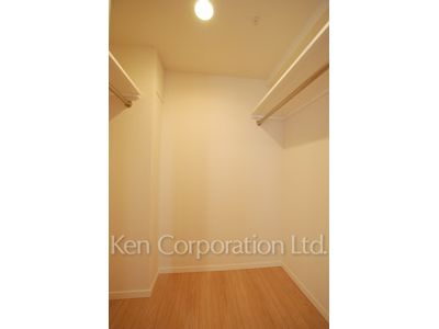 Walk-In Closet ※Photo of the same layout on 5 floor. Decoration and fixture may differ.