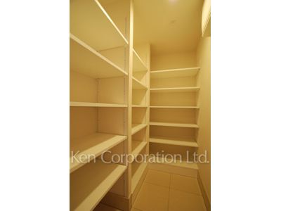 Shoes-In Closet ※Photo of the same layout on 5 floor. Decoration and fixture may differ.