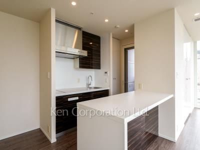 Kitchen ※Photo of the same layout on 9 floor. Decoration and fixture may differ.