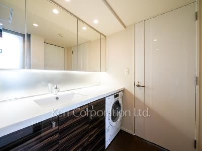 Powder Room ※Photo of the same layout on 9 floor. Decoration and fixture may differ.