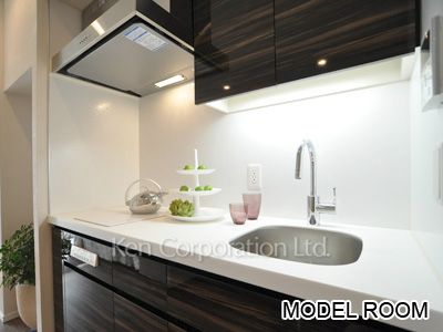 Kitchen ※Photo of the same layout on 8 floor. Decoration and fixture may differ.