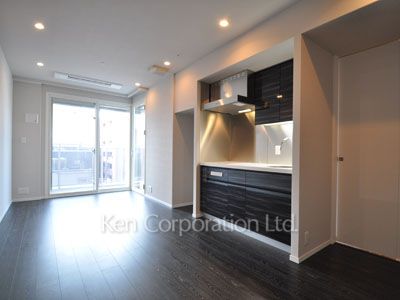 Living-Dining ※Photo of the same layout on 9 floor. Decoration and fixture may differ.
