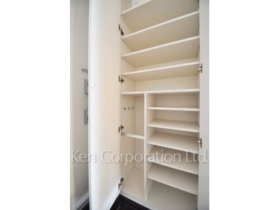 Shoes Closet ※Photo of the same layout on 9 floor. Decoration and fixture may differ.