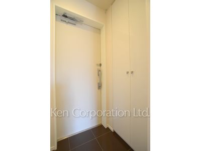 Entrance ※Photo of the same layout on 10 floor. Decoration and fixture may differ.