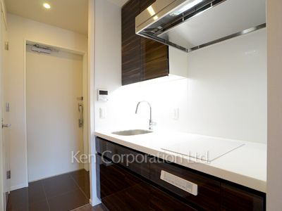 Kitchen ※Photo of the same layout on 10 floor. Decoration and fixture may differ.