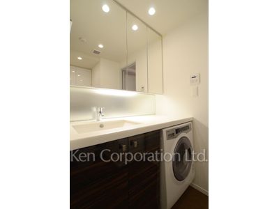 Powder Room ※Photo of the same layout on 10 floor. Decoration and fixture may differ.