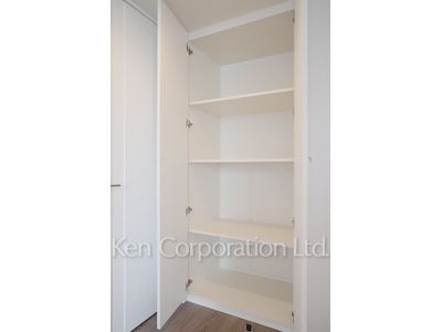 Closet ※Photo of the same layout on 10 floor. Decoration and fixture may differ.