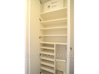 Shoes Closet ※Photo of the same layout on 10 floor. Decoration and fixture may differ.