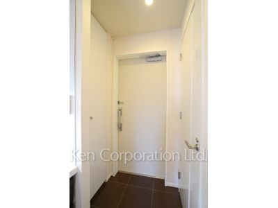 Entrance ※Photo of the same layout on 10 floor. Decoration and fixture may differ.