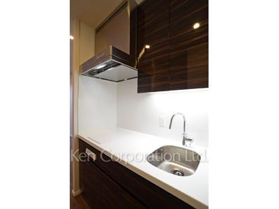 Kitchen ※Photo of the same layout on 10 floor. Decoration and fixture may differ.