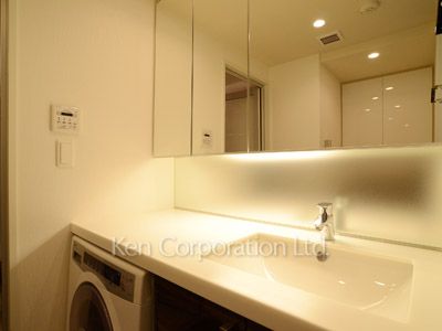 Powder Room ※Photo of the same layout on 10 floor. Decoration and fixture may differ.