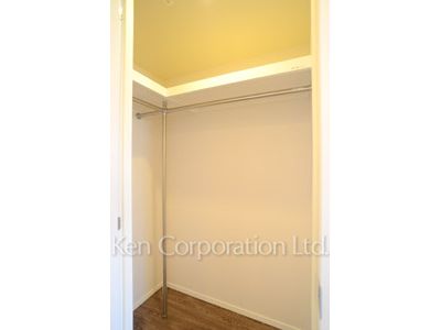 Walk-In Closet ※Photo of the same layout on 10 floor. Decoration and fixture may differ.