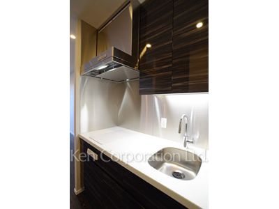 Kitchen ※Photo of the same layout on 9 floor. Decoration and fixture may differ.