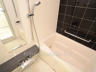 Bath ※Photo of the same layout on 9 floor. Decoration and fixture may differ.