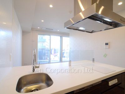 Kitchen ※Photo of the same layout on 10 floor. Decoration and fixture may differ.
