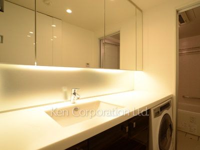 Powder Room ※Photo of the same layout on 10 floor. Decoration and fixture may differ.