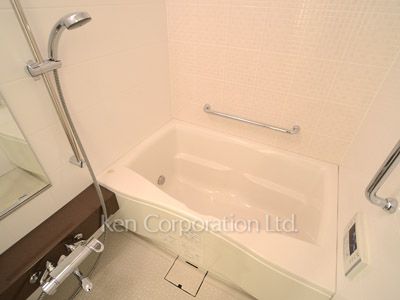 Bath ※Photo of the same layout on 10 floor. Decoration and fixture may differ.