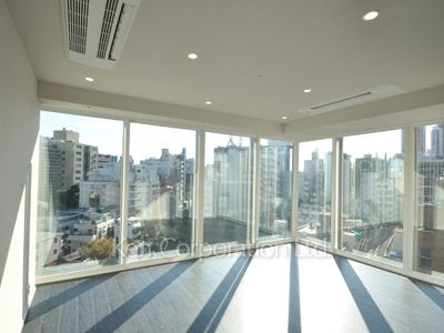 Living-Dining ※Photo of the same layout on 9 floor. Decoration and fixture may differ.