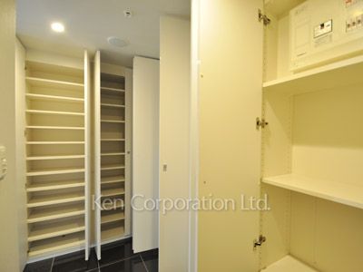 Shoes Closet ※Photo of the same layout on 9 floor. Decoration and fixture may differ.