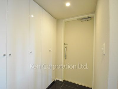 Entrance ※Photo of the same layout on 9 floor. Decoration and fixture may differ.
