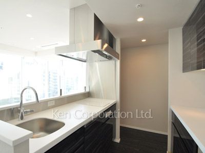 Kitchen ※Photo of the same layout on 9 floor. Decoration and fixture may differ.