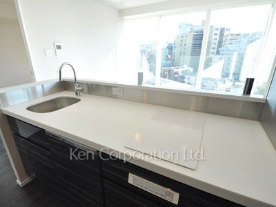 Kitchen ※Photo of the same layout on 9 floor. Decoration and fixture may differ.