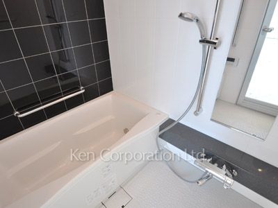 Bath ※Photo of the same layout on 9 floor. Decoration and fixture may differ.