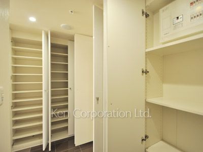 Shoes Closet ※Photo of the same layout on 10 floor. Decoration and fixture may differ.