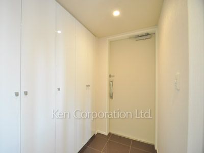 Entrance ※Photo of the same layout on 10 floor. Decoration and fixture may differ.