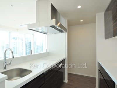 Kitchen ※Photo of the same layout on 10 floor. Decoration and fixture may differ.