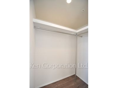 Walk-In Closet ※Photo of the same layout on 10 floor. Decoration and fixture may differ.