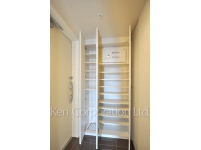 Shoes Closet ※Photo of the same layout on 10 floor. Decoration and fixture may differ.